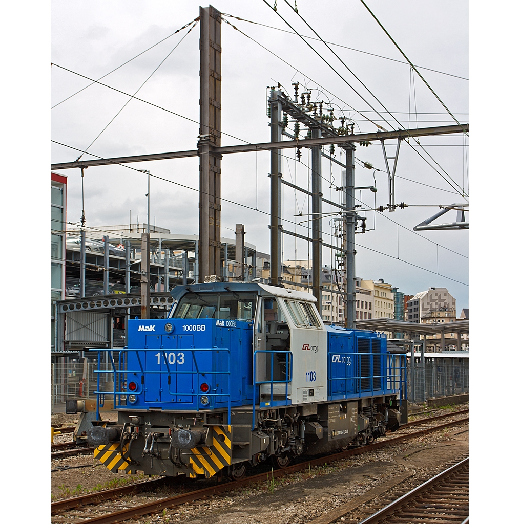 Die CFL Cargo 1103 eine MaK G 1000 BB steht am 14.06.2013 im Bahnhof Luxemburg. 
Die Lok wurde 2004 unter der Fabriknummer 5001529 bei Vossloh gebaut, sie hat NVR-Nummer 92 82 000 1103-1 L-CFLCA , die EBA-Nr. ist 02G23K 008

Technische Daten:
Motor:  MTU 8V 4000 R41L Dieselmotor
Getriebe: Voith L4r4
Tankinhalt: 3.000 l
Hchstgeschwindigkeit auf der Strecke: 100 km/h
Hchstgeschwindigkeit beim Rangieren:  45 km/h
Dienstgewicht: 80 t
Kleinster befahrbarer Radius: 60 m
Lnge: 14.130 mm
Breite: 3.080 mm
Hhe:   4.225 mm
Dauerleistung 1.100 kW  bei 1.860 1/min