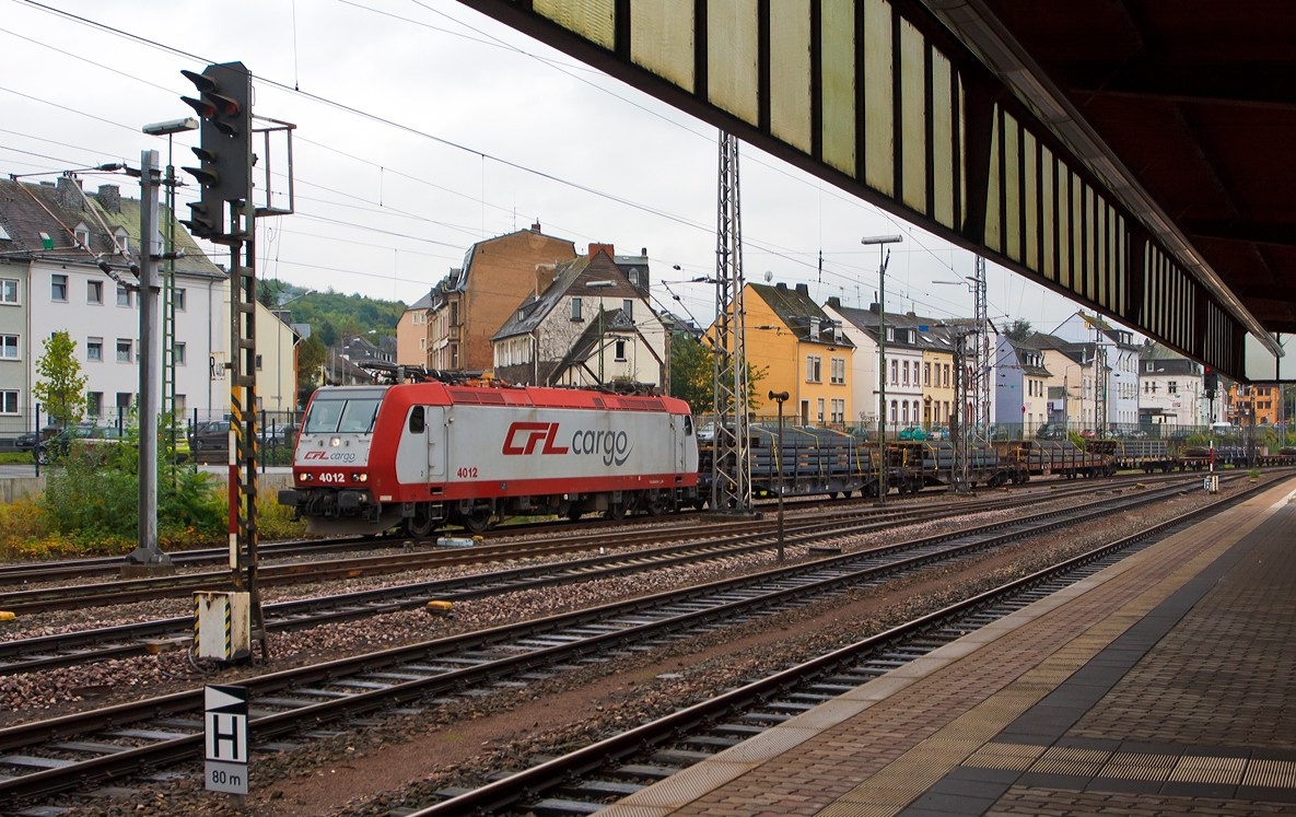 Die CFL Cargo 4012 zieht am 05.10.2013 einen mit Stahlprofilen beladenen Gterzug durch den Hbf Trier, sie kommt aus Richtung Luxemburg.