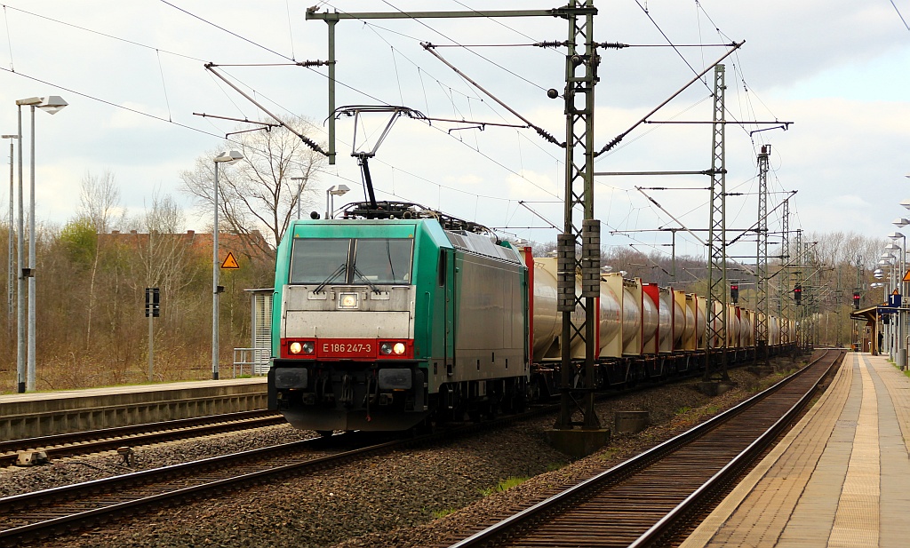 Die CFL Cargo Mietlok 186 247-3 rauscht hier mit einem Cerealientransport durch Schleswig. 13.4.12