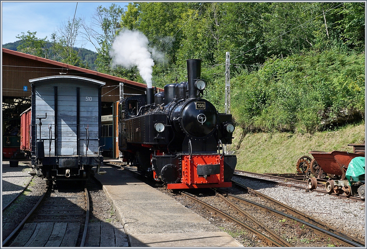 Die in Chaulin rangierende g 2x 2/2 105 zeigt sich neben den beiden Güterwagen TL K 501 und CEV Gk 38. Rechts im Bild lagern einige  Ersatzteile .

25. Juli 2020