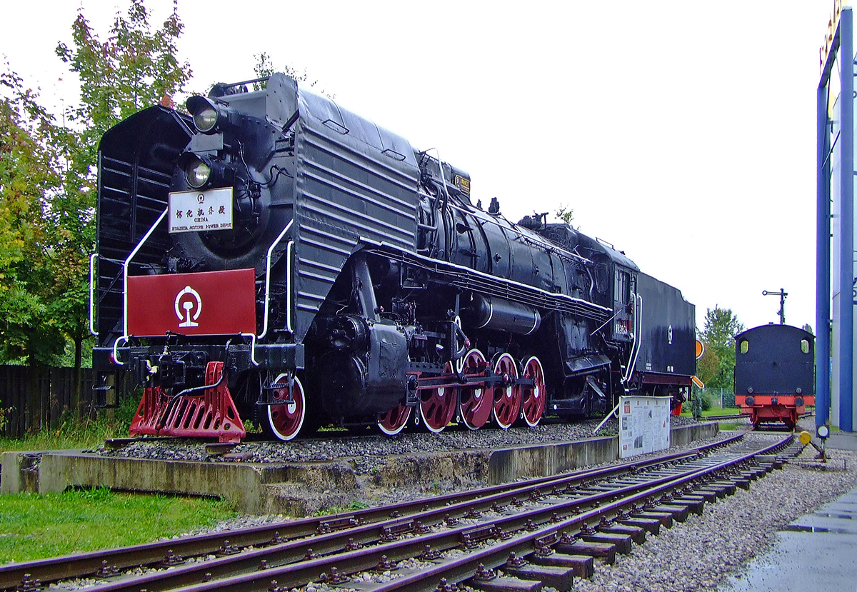 
Die chinesische 1´E1´-Güterzug-Dampflokomotiven QJ 2655 im  Technikmuseum Speyer, hier am 02.10.2010

Die Güterzuglokomotiven der Reihe QJ (Qian Jin = Fortschritt) gehen auf die sowjetische Standardlok  SŽD-Baureihe ЛВ (deutsche Transkription LW, urspr. OR18) zurück. Von diesen 1E1-Dampfloks wurden zwischen 1956 und 1988 insgesamt 4.700 Stück gebaut. Die chinesischen Konstrukteure verbesserten und modifizierten die einfach und robust gebauten Maschinen. Bei den mit Verbrennungskammer ausgerüsteten Dampfloks kann das Gewicht kurzzeitig von den Laufrädern auf die Triebräder verlagert werden, um die Reibungsmasse zu erhöhen. Sie fuhren bis 01. März 2005 im fahrplanmäßigen Einsatz noch am Jingpeng-Pass. China war das letzte Land in dem noch Dampfloks fahrplanmäßig im Einsatz waren.

Technische Daten:
Bauart: 1'E1' 
Länge über Puffer: 16.140 mm
Eigengewicht: 123 t
Leistung: 2.193 kW (ca. 3.000 PS)