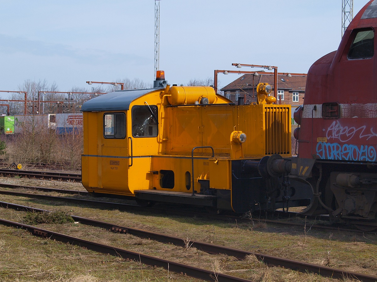 Die Contec Køf T 51(Orenstein 1960,BauNr 26.058,128 PS,17t,1986 von der DB als 323 277 gekauft)ist seit 2007 bei der Contec und wurde komplett rastauriert. Fotografentag in Padborg 02.04.2010