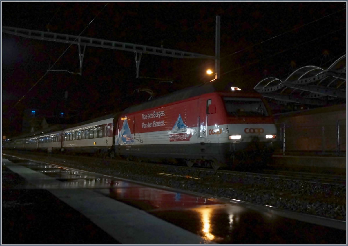 Die Coop Werbelok Re 460 065-6 Pro Montagna mit einem IR nach Genève Aérport beim Halt in Vevey.
11. Feb. 2018