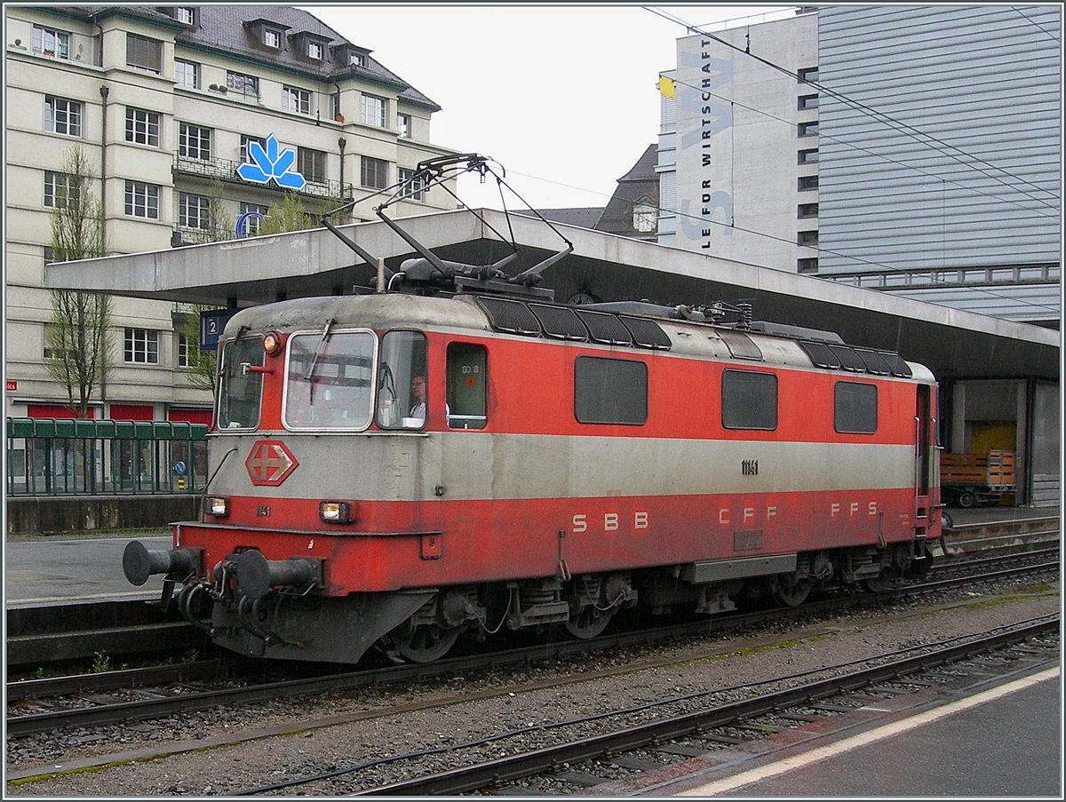 Die (damals) drittletzte SWISS Express Re 4/4 II 11141 in Luzern. 

23. April 2006