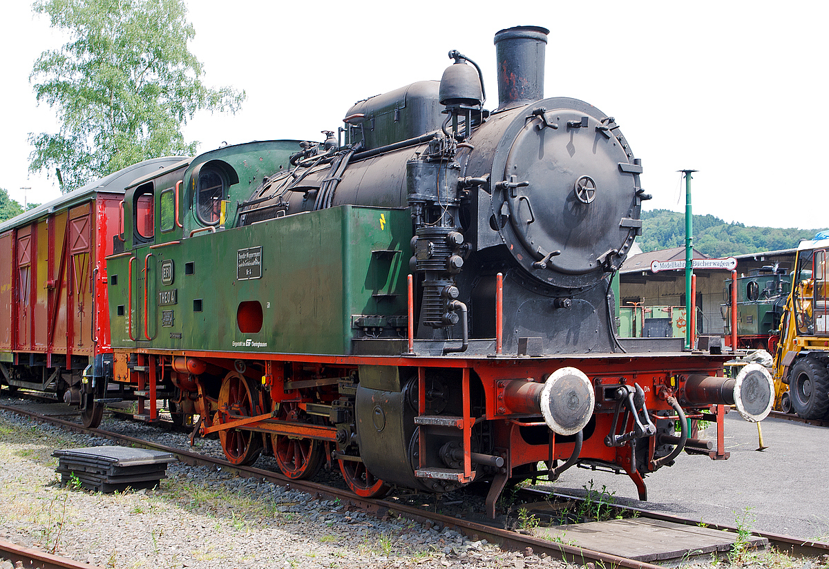 Die Dampflok THEO 4, ex Theodor Wuppermann Nr. 4, am , am 07.06.2014 im Eisenbahnmuseum Dieringhausen. 

Die Tenderlok vom Typ Krupp Knapsack wurde 1949 bei der Lokomotiv- und Waggonbaufabrik Krupp in Essen unter der Fabriknummer 2825 gebaut und an die Firma Theodor Wuppermann GmbH in Leverkusen-Schlebusch als Nr. 4 geliefert. Nach der Außerdienststellung 1981 ging 1982 an die EFO - Eisenbahnfreunde Flügelrad Oberberg e. V. (seit 2009 Interessengemeinschaft und Förderverein für das Eisenbahnmuseum Gummersbach-Dieringhausen e. V.), hier war sie bis Anfang der 2000ter-Jahre betriebsfähig. 

Die Krupp „Knapsack“ ist eine normalspurige, dreiachsige Nassdampf-Tenderlokomotive (Achsfolge C) aus dem Nachkriegs-Typenprogramm der Lokomotiv- und Waggonbaufabrik Krupp, Essen. Ihre Bauart basiert auf einem Einzelstück, welches bereits 1935 an die „AG für Stickstoffdünger“ in Hürth-Knapsack geliefert wurde. Von diesem Vorläufer leitet sich auch die Typenbezeichnung ab.

Mit einer Leistung von rund 400 PSi und einer zulässigen Höchstgeschwindigkeit von 45 km/h in erster Linie für den Einsatz im Übergabe- und Verschubdienst von Industrie- und Werksbahnen konzipiert, wurden von 1949 bis 1961 zwölf Lokomotiven dieses Typs an acht verschiedene Betreiber in Deutschland geliefert. Weitere drei Exemplare wurden in den Jahren 1953 und 1960 in die Türkei exportiert. Wichtigster Betreiber der Knapsack war die Zeche Niederberg in Neukirchen-Vluyn, die zeitweilig bis zu fünf Maschinen einsetzte.

TECHNISCHE DATEN:
Gebate Anzahl:  15 (1949–1961)
Bauart:  C n2t
Spurweite:  1.435 mm (Normalspur)
Länge über Puffer:  9.275 mm
Höhe:  4.000 mm
Gesamtradstand:  3.000 mm
Kleinster bef. Halbmesser:  80 m
Dienstgewicht:  43,0 t
Radsatzfahrmasse:  14,3 t
Höchstgeschwindigkeit:  45 km/h
Indizierte Leistung:  400 PS
Anfahrzugkraft:  10,15 Mp 
Treibraddurchmesser:  1.100 mm
Steuerungsart:  Heusinger, außen
Zylinderanzahl:  2
Zylinderdurchmesser:  440 mm
Kolbenhub:  550 mm
Kesselüberdruck:  14 kp/cm²
Wasservorrat:  4 m³
Brennstoffvorrat:  2,5 t Kohle
