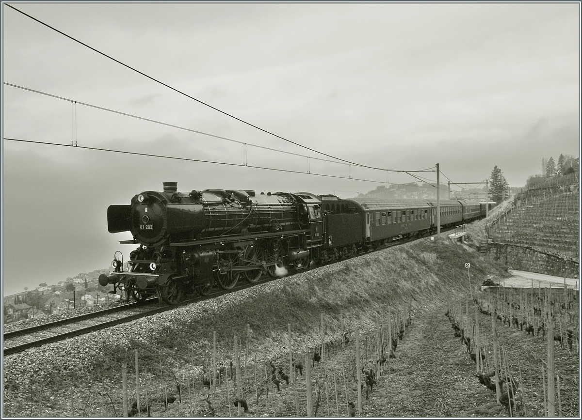 Die DB 01 202 des Vereins Pacific 01 202 besuchte auf einer Westschweizrundfahrt die Strecke des Train des Vignes, die Aufnahme entstand kurz nach Chexbres.
18. Jan. 2014