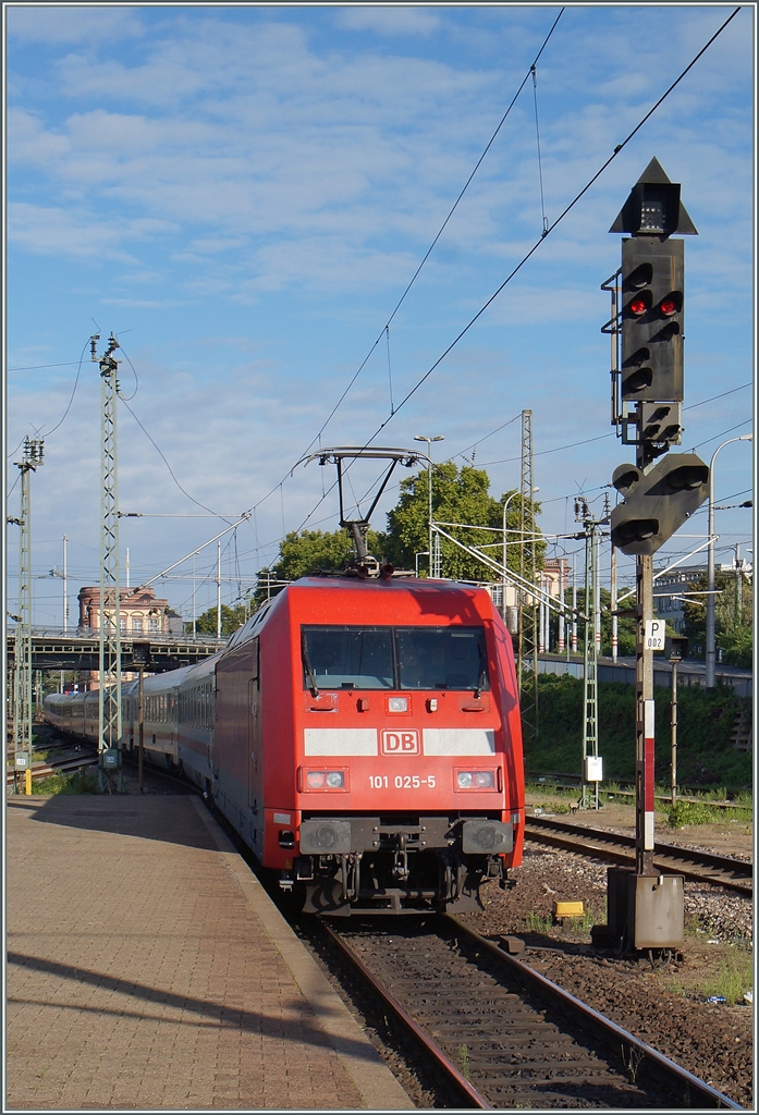Die DB 101 025-5 schiebt in Mannheim ihren IC Richtung Rheintal.
20. Aug. 2014