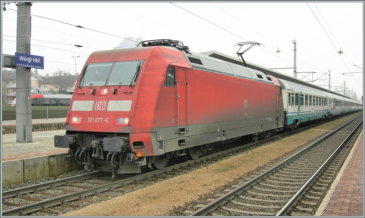 Die DB 101 077-6 mit einem EC nach Italien beim Halt in W�rgel.
11. Jan. 2007