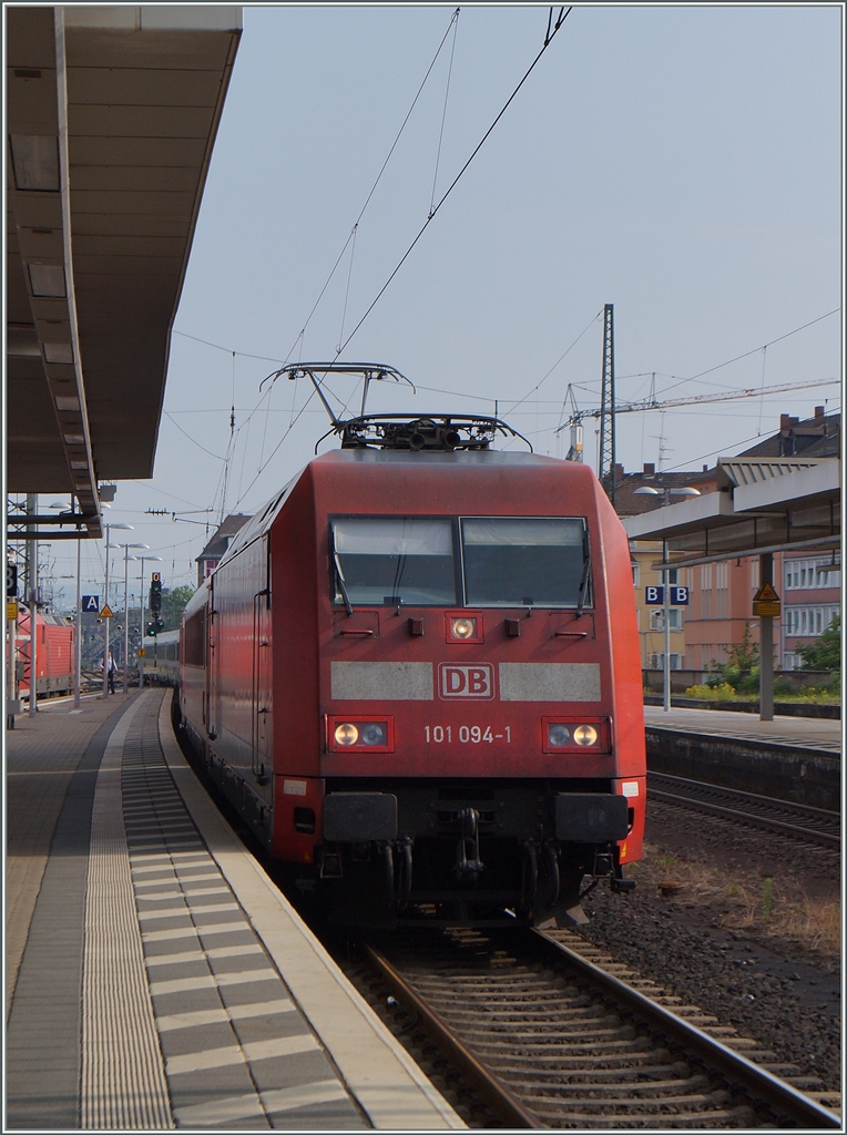 Die DB 101 094-1 erreicht mit dem EC nach Basel (-Chur) Koblenz Hbf.
22. Juni 2014