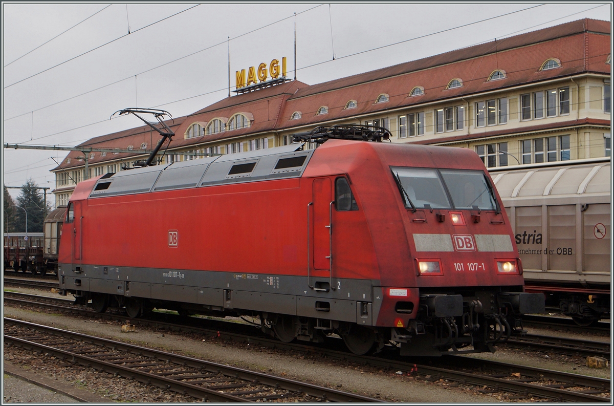 Die DB 101 107-1 in Singen.
27. Nov. 2014