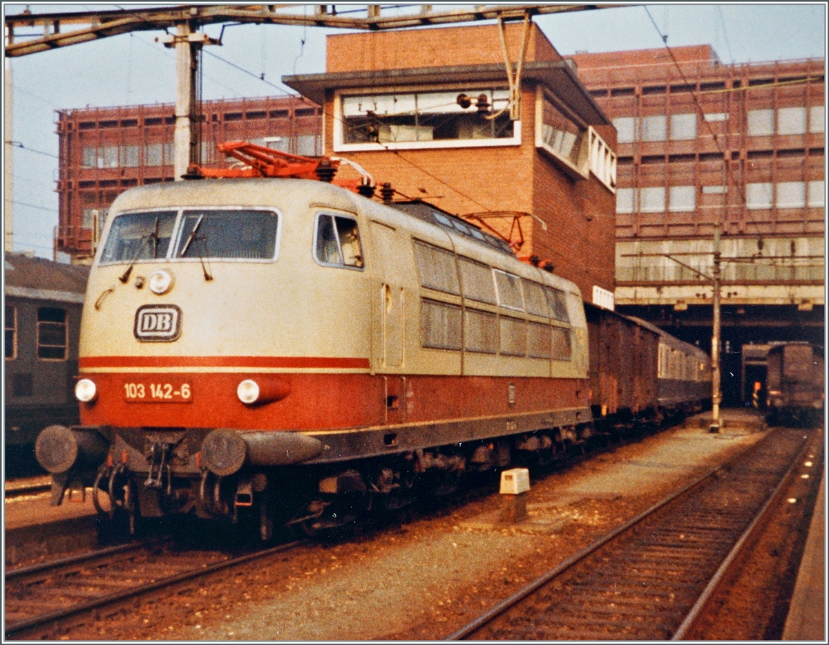 Die DB 103 142-6 wartet mit SBB Gklm-v und DB Postwagen in Basel SBB auf die Abfahrt. 

Analogbild vom September 1983 