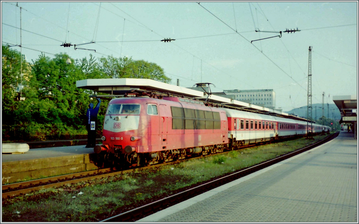 Die DB 103 160-8 mit einem IC beim Halt in Koblenz. Hbf.
13.05.1998