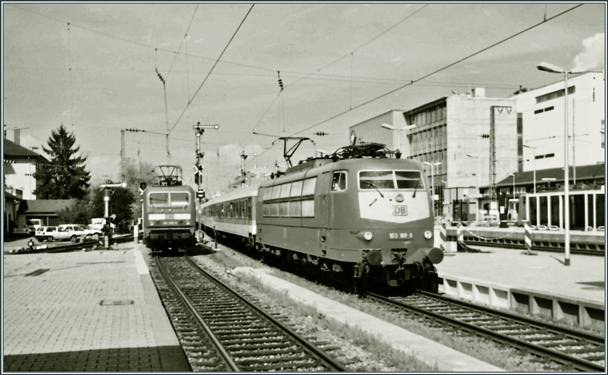 Die DB 103 169-9 erreicht mit einem IR nach Seebrugg den Bahnhof von Freiburg, im Hintergrund wartet bereits eine 143 um dem Zug durchs steile Hllental zu helfen. 

Analogbild vom 23. April 1998 