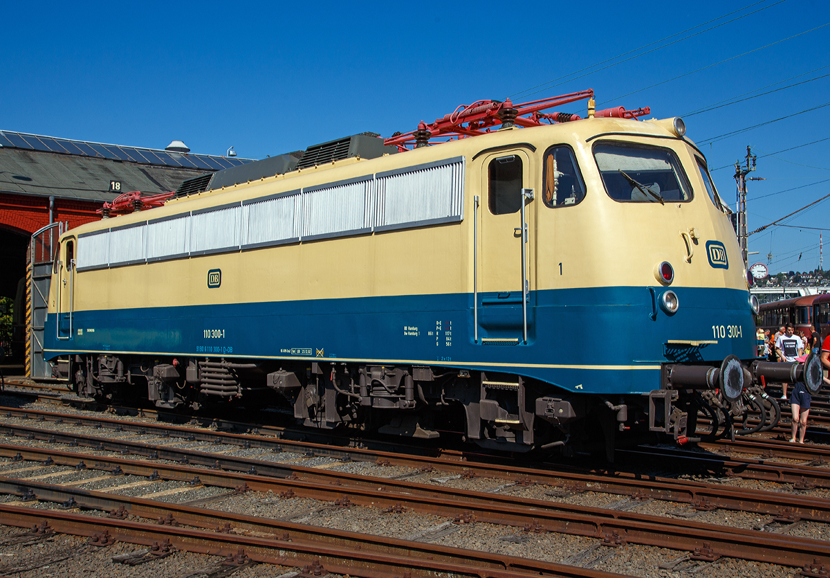 Die DB 110 300-1 (91 80 6110 300-1 D-DB), ex DB E 10 300, wurde am 24.08.2019 beim alljährliche Lokschuppenfest im Südwestfälischen Eisenbahnmuseum in Siegen präsentiert.

Die Bügelfalten E 10 wurde 1963 von der Krauss-Maffei AG in München-Allach unter der Fabriknummer 1897, der elektrische Teil ist von Siemens-Schuckert-Werke (SSW) in Berlin. Ihre letzte Einsatzfahrt hatte die Lok 2010. Seit 2011 ist sie vom DB Museum eine Dauerleihgabe an den Verein Baureihe E10 e.V. und beim Museum Koblenz-Lützel abgestellt. Im Jahr 2015 wurde die Lok in ozeanblau/beige um lackiert. Sie ist funktionsfähig hat aber kein HU.

Zur Erprobung von Komponenten für die DB-Baureihe E 03 wurden die Lokomotiven E 10 299 und E 10 300 für das Bundesbahn-Zentralamt München umgebaut.  Die Lokomotiven erreichten auf der Messstrecke von Bamberg nach Forchheim 1963 die Höchstgeschwindigkeit von 200 km/h. Bis zum November 1971 besaß die 110 300-1 Versuchsdrehgestelle für 200 km/h. Auch wurden auf ihr diverse Versuchsstromabnehmer erprobt. Zudem besaß sie NBÜ (Notbremsüberbrückung) und eP-Bremse (Elektropneumatische Bremse).

TECHNISCHE DATEN:
Spurweite: 1.435 mm
Achsanordnung:   Bo´Bo´   
Länge über Puffer:  16.440 mm 
Drehzapfenabstand:   7.900 mm   
Achsstand in den Drehgestellen:  3.400 mm   
Dienstgewicht:  86 t   
Achslast: 21 t   
Höchstgeschwindigkeit (zul.):  140 Km/h (Anfangs 200 km/h)
Anfahrzugkraft: 275 kN
Nennleistung:  3.700 kW (5.032 PS)
Anzahl Fahrmotoren  4   
Antriebsart: Gummiringfeder mit einseitigem Stirnradgetriebe   
Länge über Puffer:  16.440 mm 
Drehzapfenabstand:   7.900 mm   
Achsstand in den Drehgestellen:  3.400 mm   
Kleinster befahrbarer Radius:  100 m   
Stromsystem:  Einphasen-Wechselstrom 15 000 V, 16 2/3 Hz 
Elektrische Bremse: Gleichstrom-Widerstandsbremse
