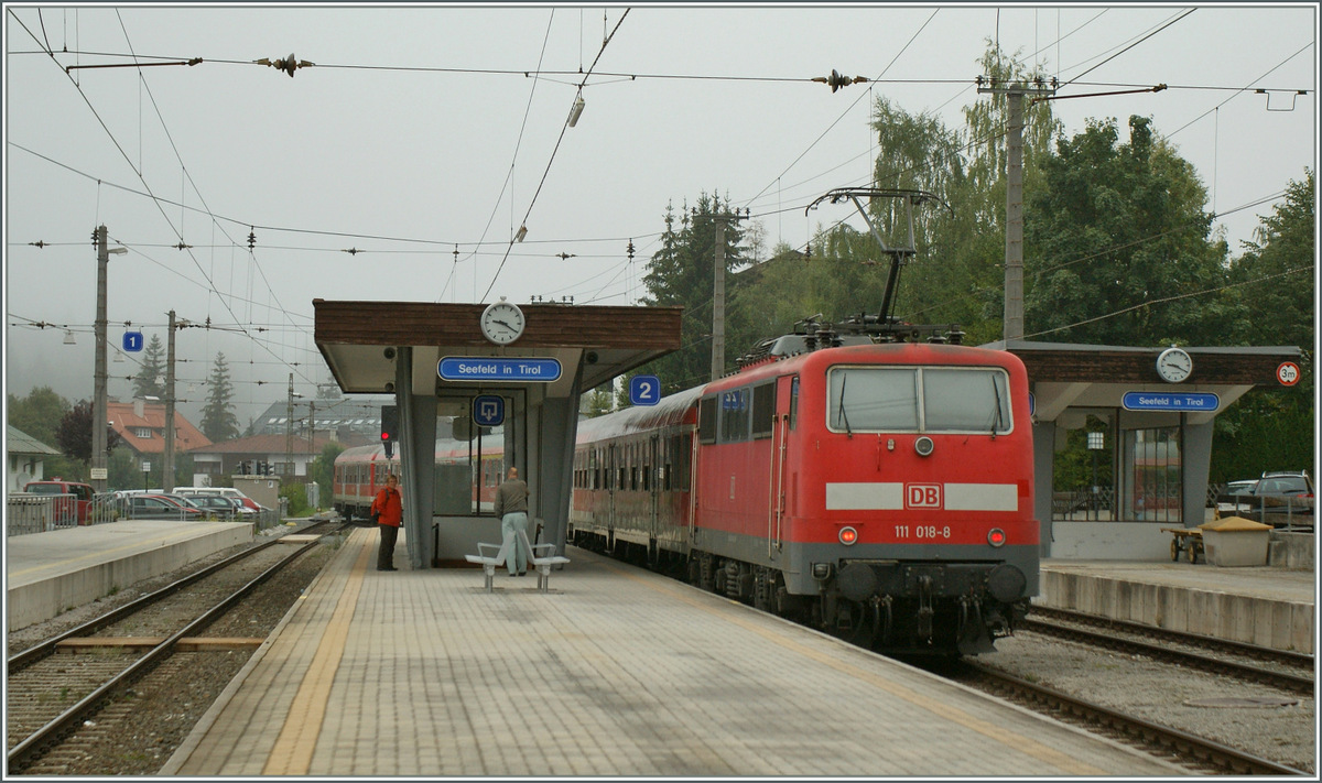 Die DB 111 018-8 verl�sst mir ihrem RE nach M�nchen den Halt Seefeld im Tirol. 
15.09.2011