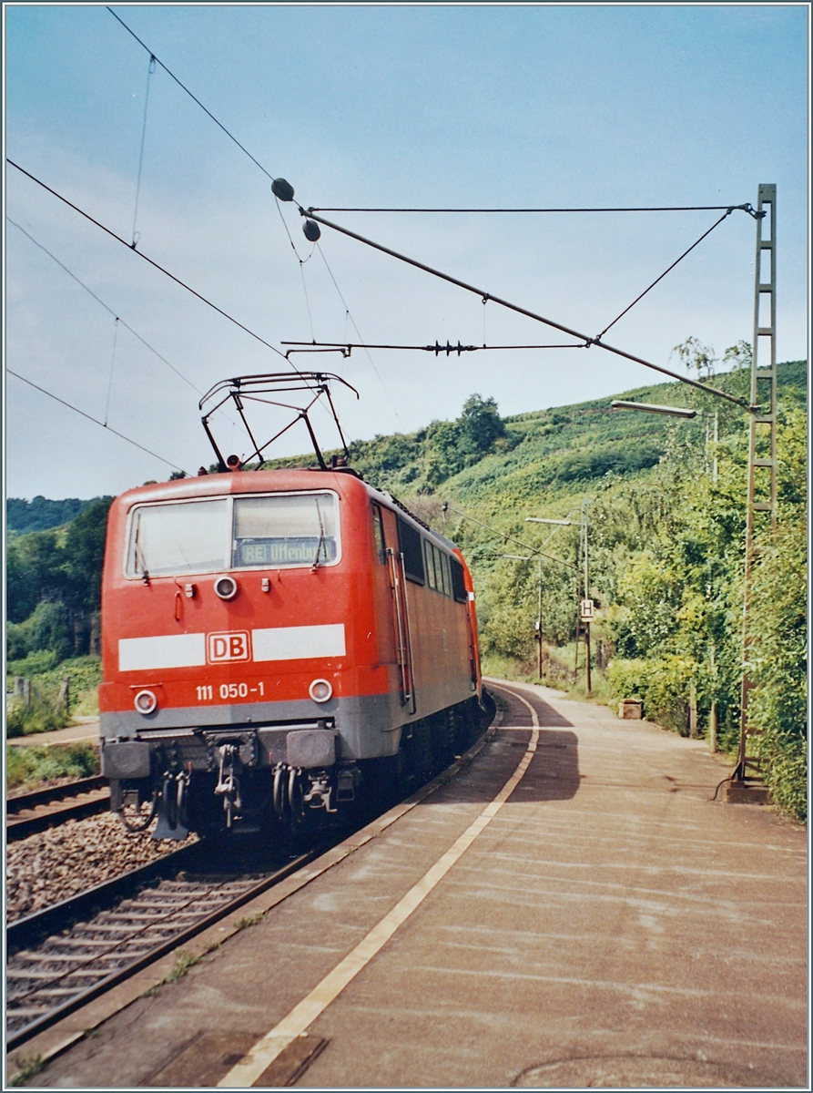 Die DB 111 050-1 schiebt in Istein ihren RE/RB in Richtung Freiburg i.B. 
 

Analogbild vom 23. August 2002 