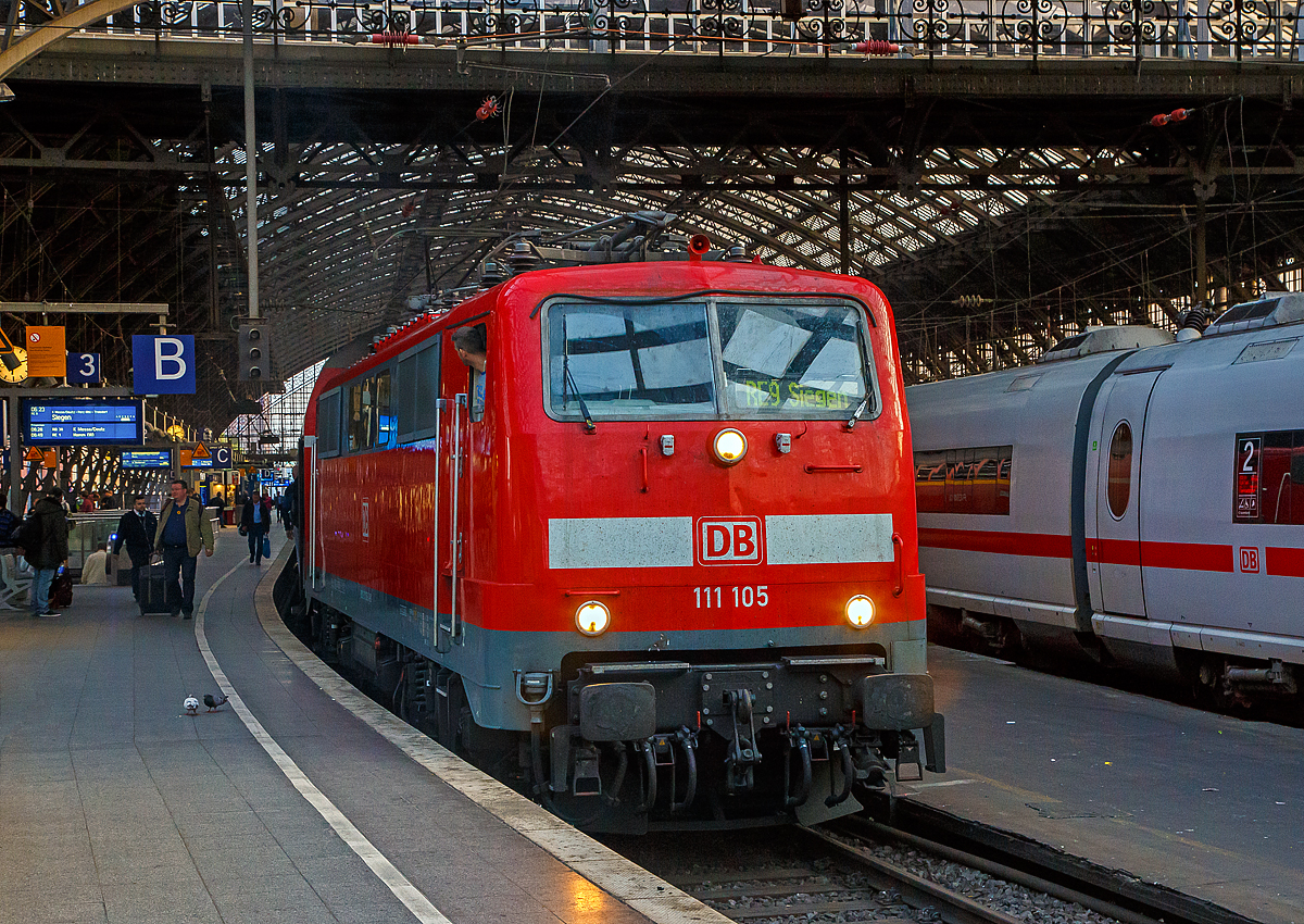 Die DB 111 105-3 (91 80 6111 105-3 D-DB) der DB Regio NRW steht am 22.05.2020 mit dem RE 9 (rsx - Rhein-Sieg-Express) Aachen - Köln - Siegen, im Hauptbahnhof Köln zur Abfahrt bereit. Aber wir wollen uns nicht hetzen und nehmen den nächsten Zug, das war auch gut so sonst hätte ich zwei 110 nicht vor der Linse gehabt. 

Die Lok wurde 1978 Henschel & Sohn in Kassel unter der Fabriknummer 32158 gebaut.
