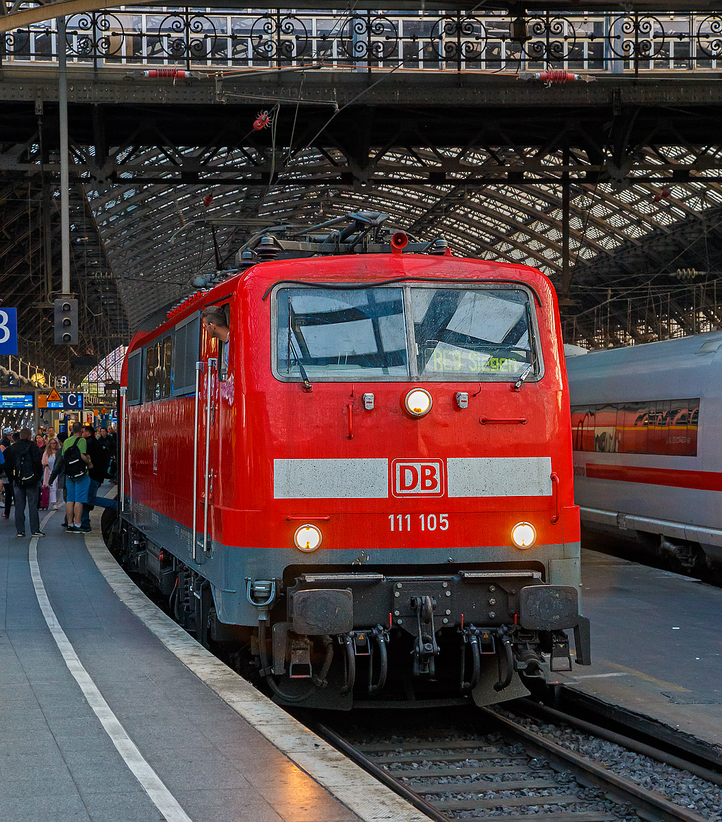 
Die DB 111 105-3 (91 80 6111 105-3 D-DB) der DB Regio NRW steht mit dem RE 9 (rsx - Rhein-Sieg-Express) Aachen - Köln - Siegen, im Hauptbahnhof Köln zur Abfahrt bereit. Aber wir wollen uns nicht hetzen und nehmen den nächsten Zug, das war auch gut so sonst hätte ich zwei 110 nicht vor der Linse gehabt. 

Die Lok wurde 1978 Henschel & Sohn in Kassel unter der Fabriknummer 32158 gebaut.
