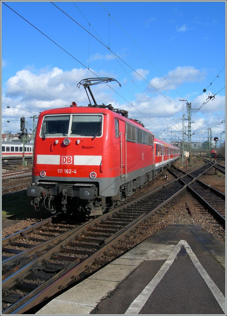 Die DB  111 162-4 verlässt ihren RE schiebend, Stuttgart. 
3. März 2014