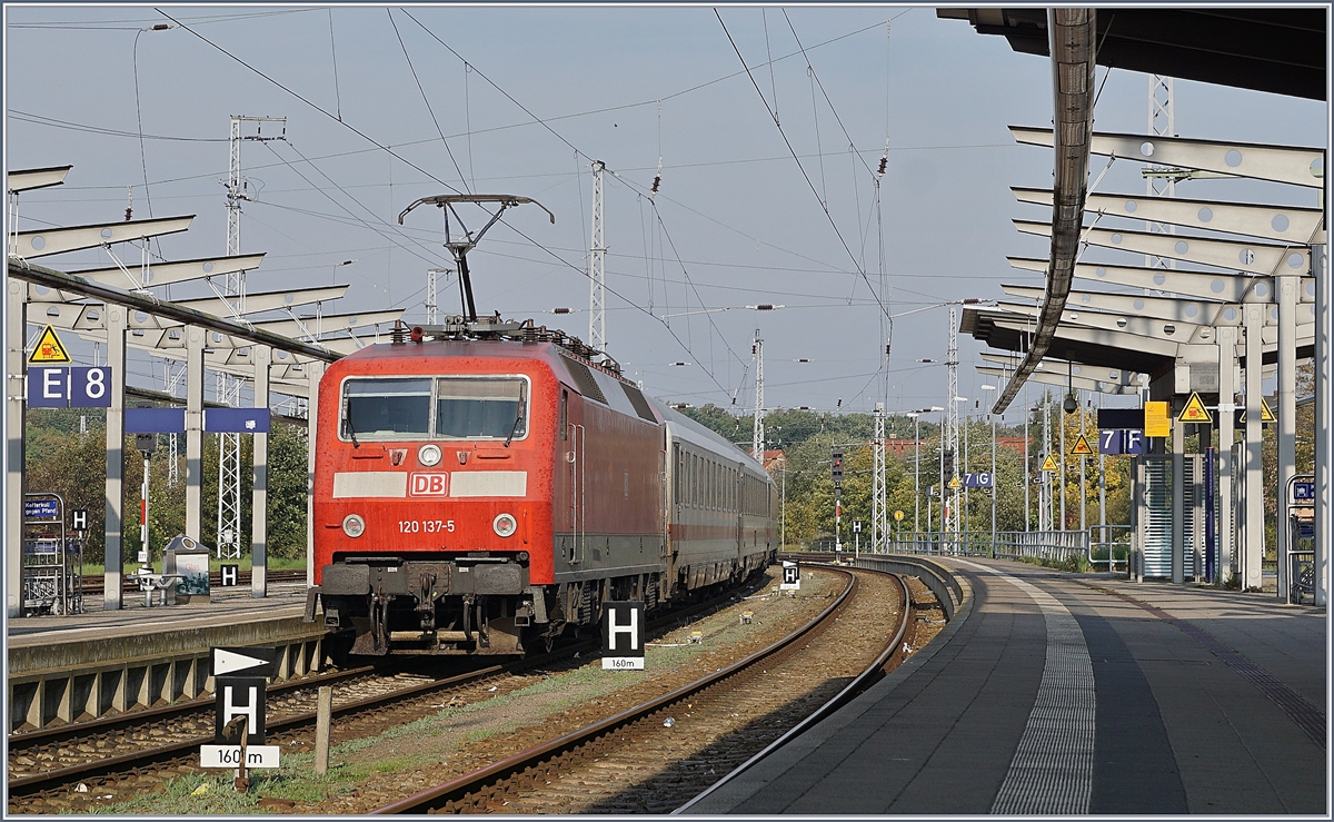 Die DB 120 137-5 verlässt mir einem Leermaterialzug Rostock Richtung Warnemünde.
30. Sept. 2017