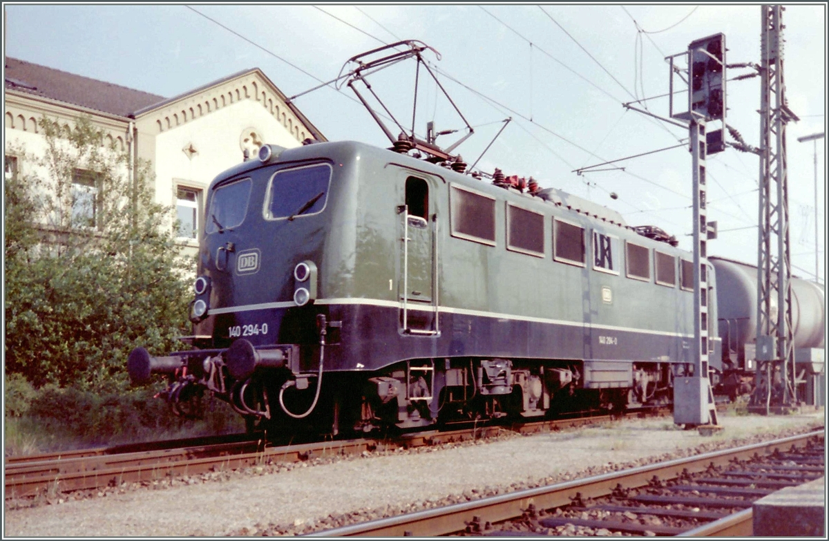 Die DB 140 294-0 in Konstanz.
Scann/16. Juni 1992