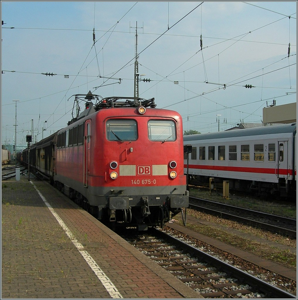 Die DB 140 675-0 erreicht mit einem G�terzug am 5. Juli Basel Bad. Bf.
