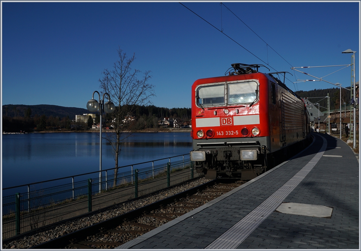 Die DB 143 332-5 mit einer RB nach Seebrugg beim Halt in Schluchsee.
29. Nov. 2016