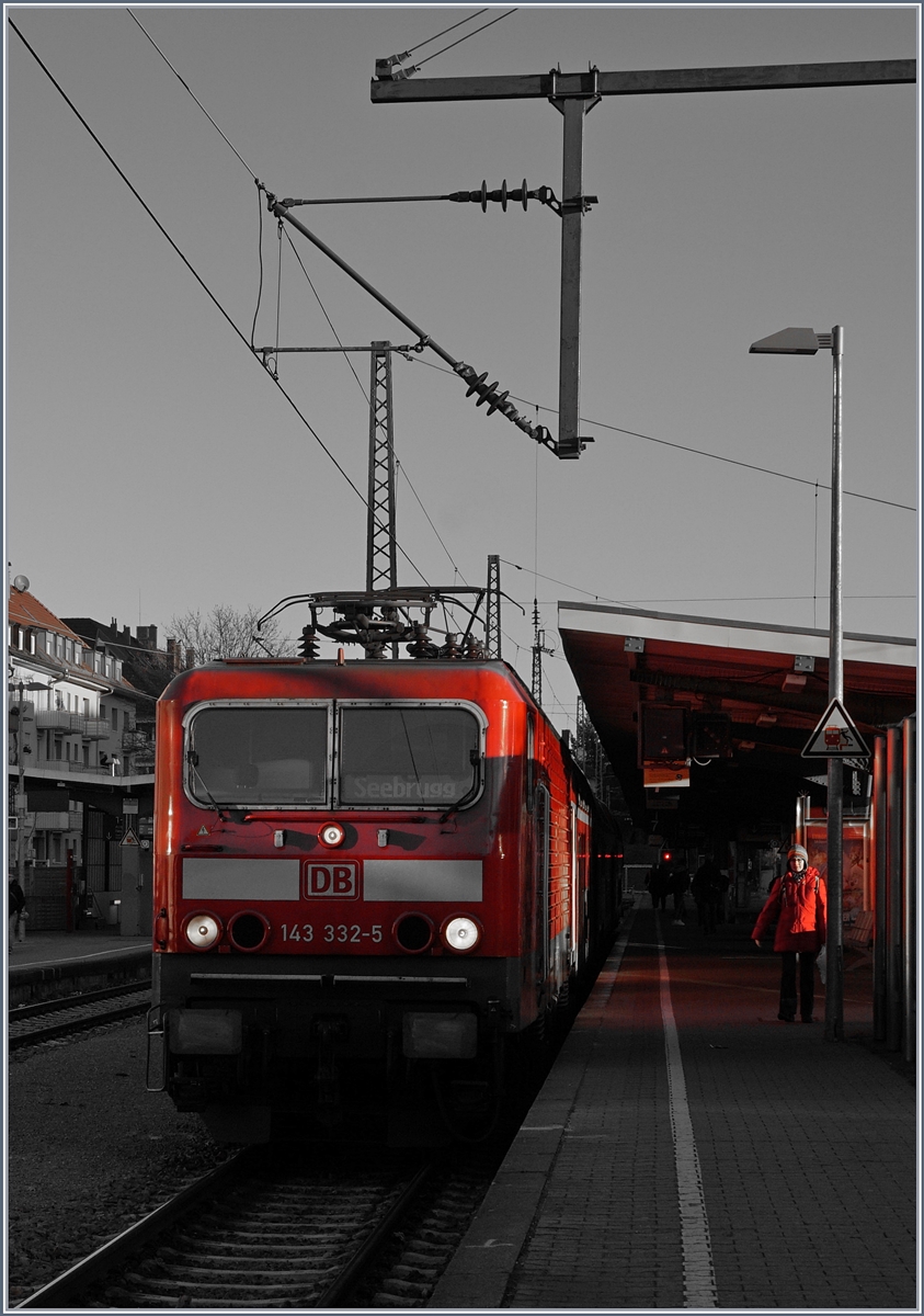 Die DB 143 wartet in Freiburg im Breisgau auf die Abfahrt durchs Höllental und die Drei-Seen Bahn nach Seebrugg.
29. Nov. 2016