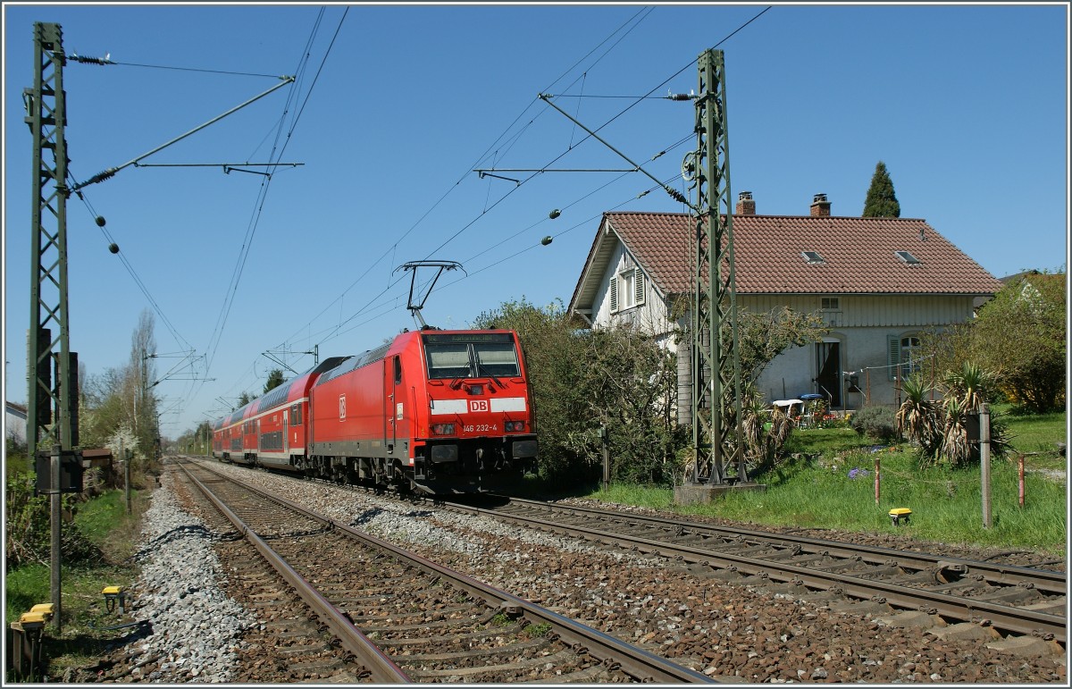 Die DB 146 232-4 mit einem IRE Richtung Karlsruhe zwischen Konstanz und Radolfzell.
7. April 2013