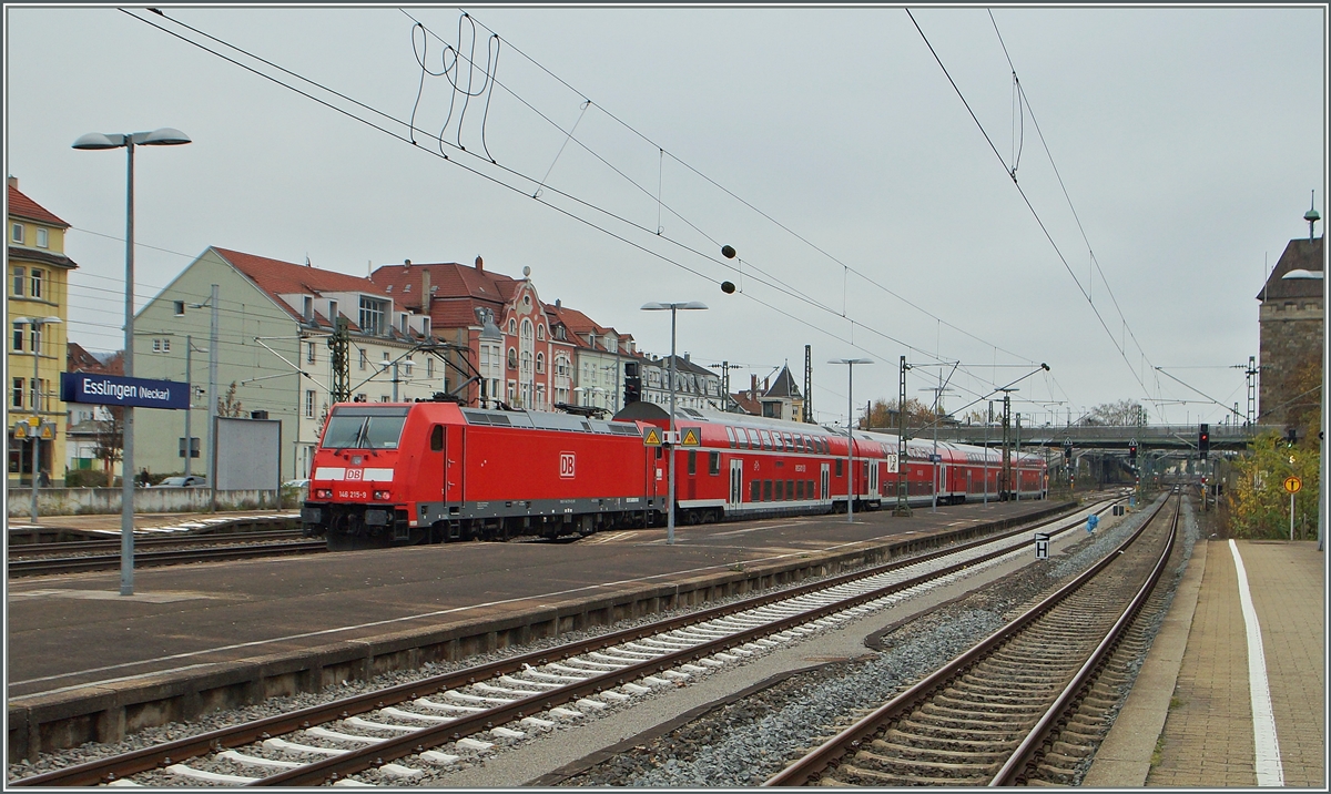 Die DB 146 235-9 verlässt Esslingen (Neckar) mit eine RE Richtung Ulm.
29. Nov. 2014 
