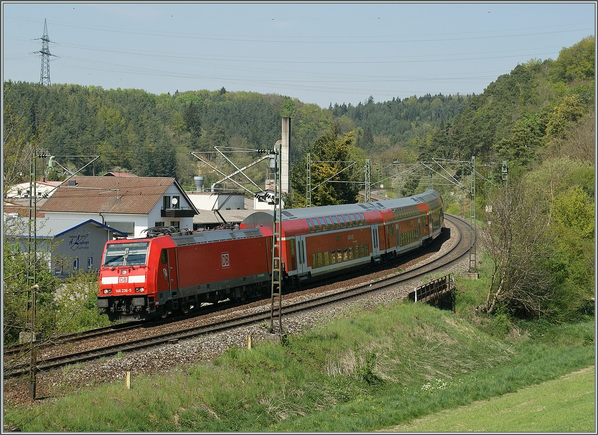 Die DB 146 236-5 mit eine Schwarzwald RB erreicht Engen.
22. April 2011