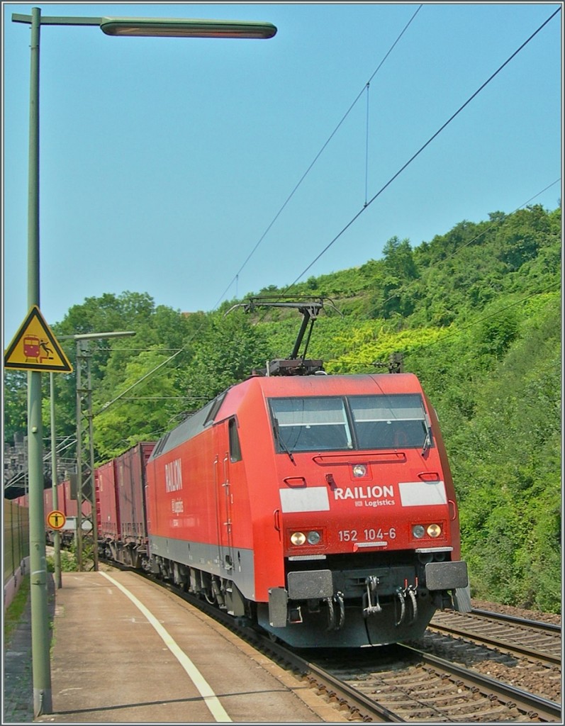 Die DB 152 104-6 mit einem Güterzug in Istein.
5. Juli 2006