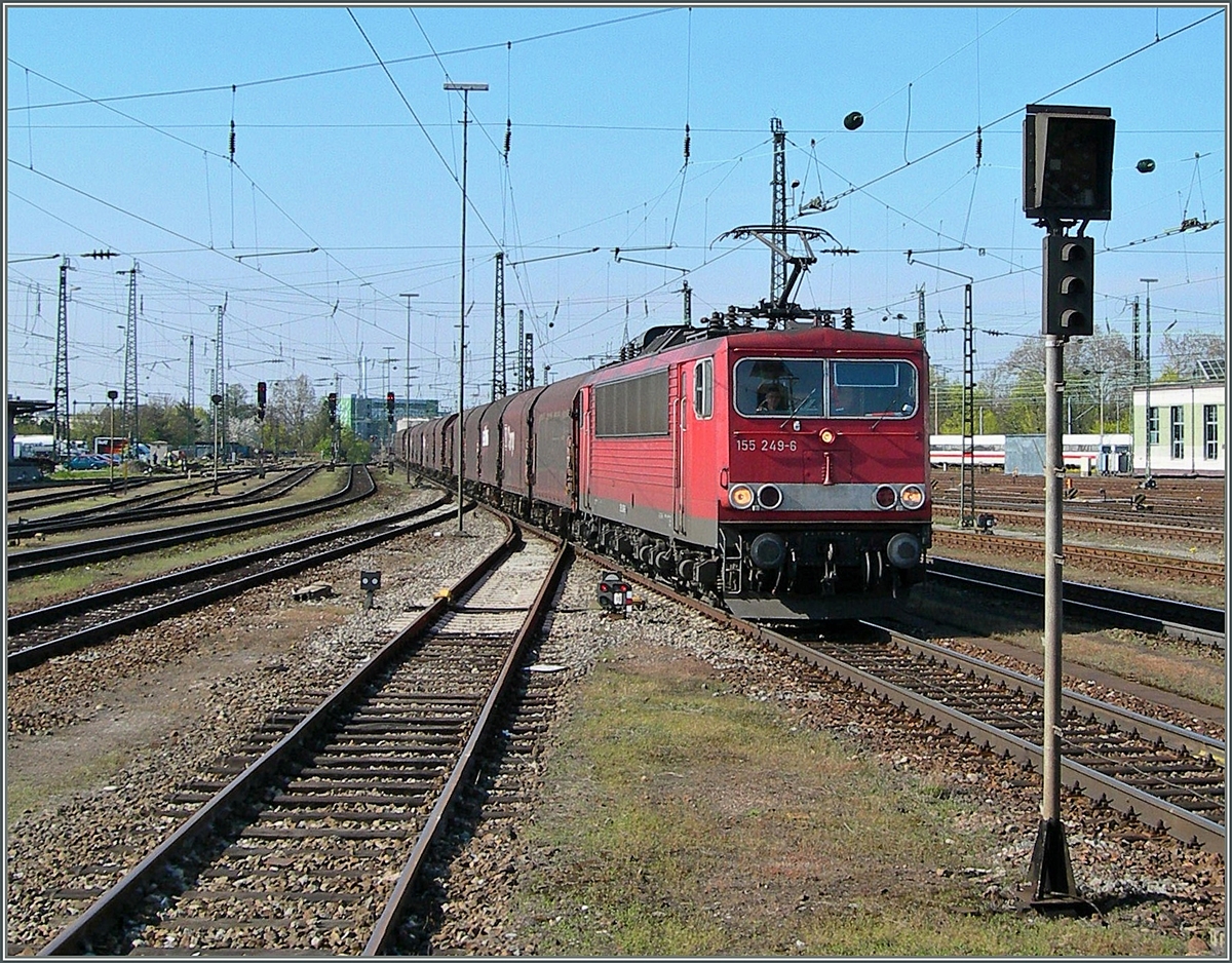 Die DB 155 249-6 erreicht mit ihrem G�terzug Basel Bad Bf.
10. April 2007