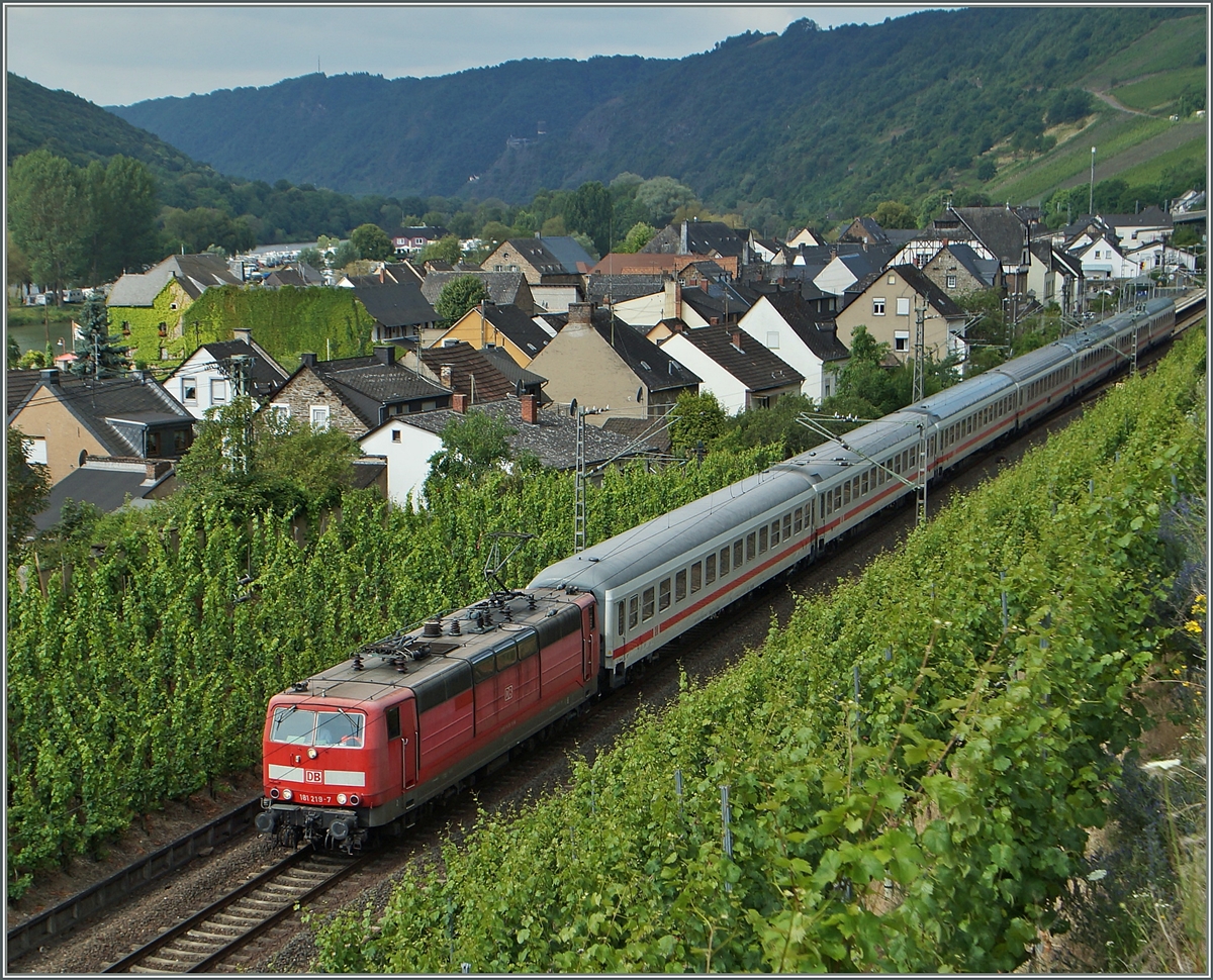 Die DB 181 219-7 mit einem IC von Trier auf der Fahrt Richtung Koblez bei Hatzenport.
21. Juni 2014