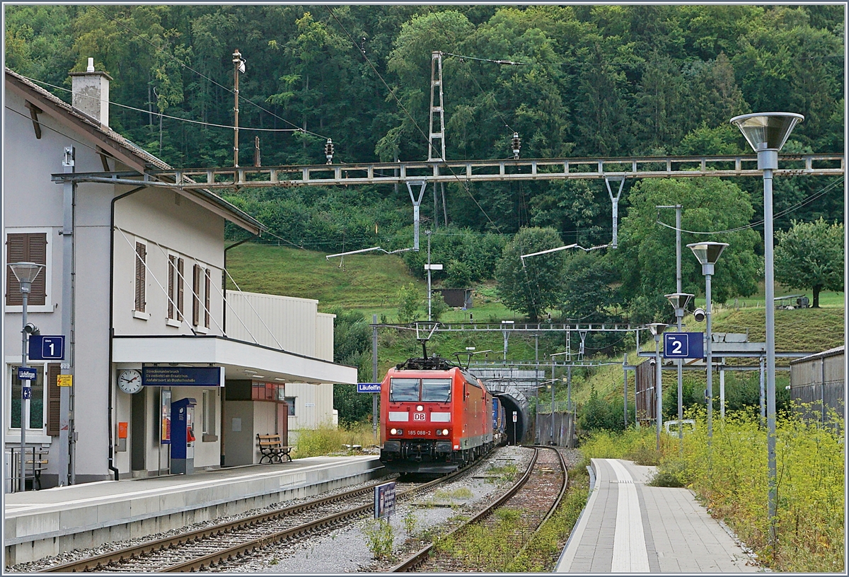 Die DB 185 088-2 und eine weitere DB 185 sind mit einen umgeleiteten Güterzug bei Läufelfingen unterwegs. 

7. Aug.2018