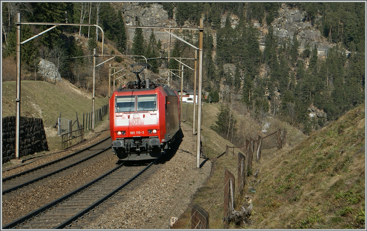 Die DB 185 115-3 auf der Gotthard Nord Rampe oberhalb von Wassen.
14. März 2014