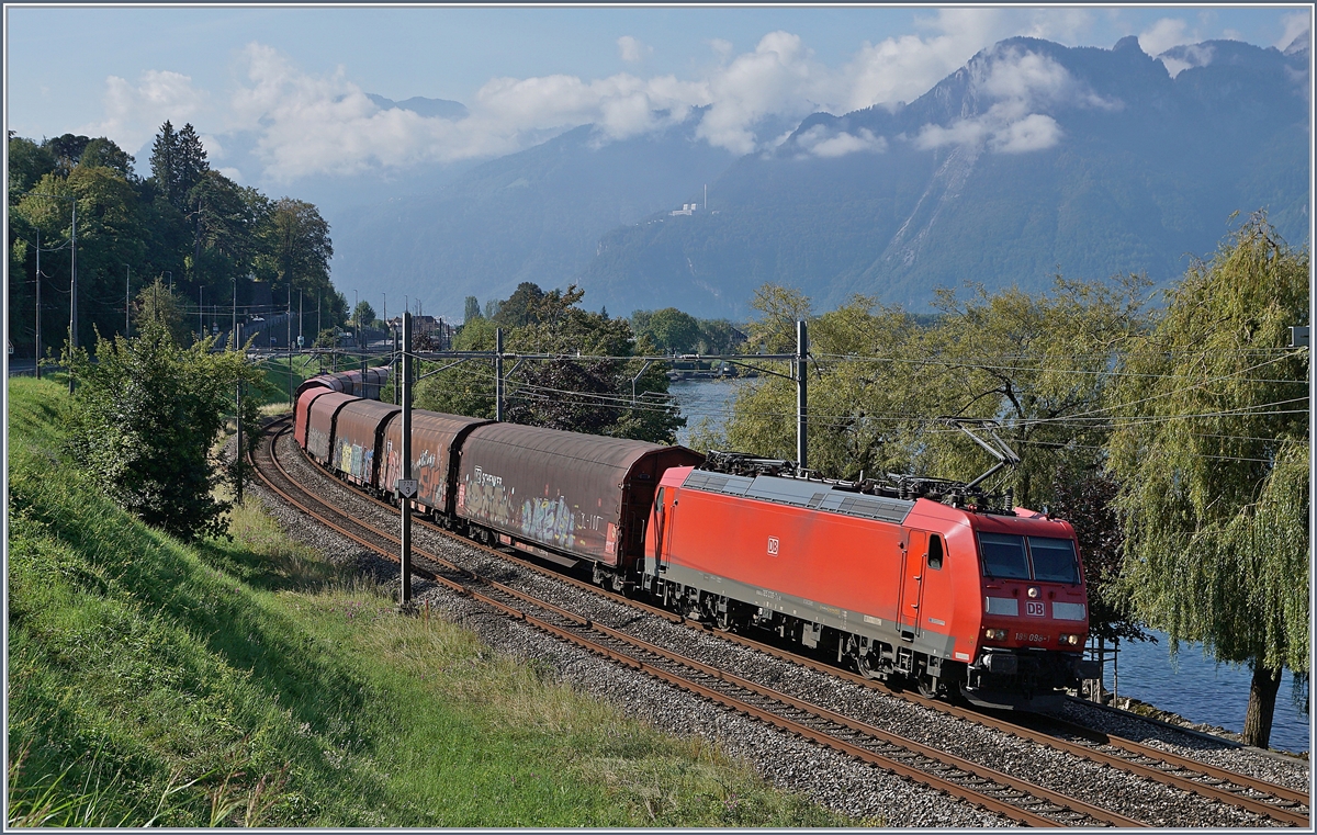 Die DB 185 hat die schöne Novelis 189 Lok abgelöst und hier zeigt sich die 185 095-1 mit dem Güterzug von Sierre nach Göttingen kurz nach Villeneuve am Genfersee. 

11. Sept. 2020