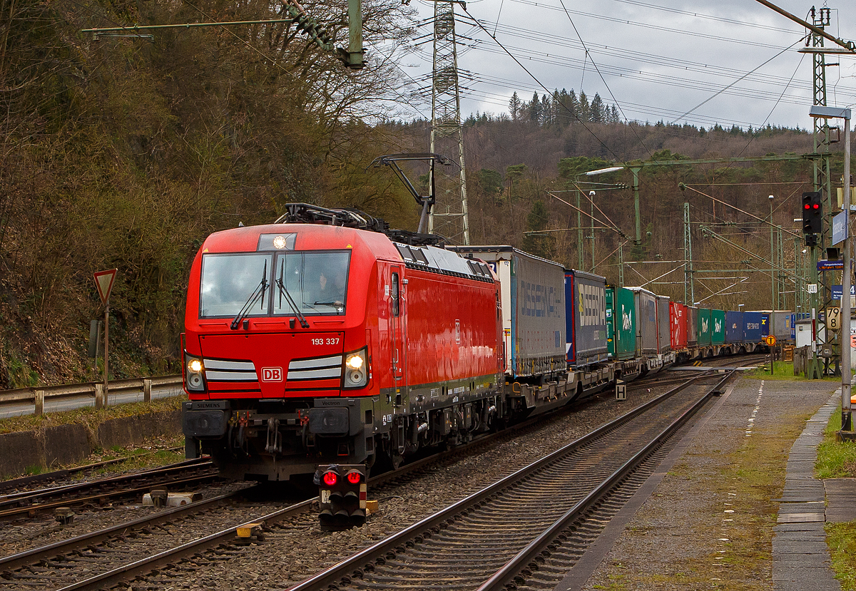 Die DB 193 337 (91 80 6193 337-3 D-DB) fährt am 06.04.2022 mit einem KLV-Zug durch Scheuerfeld (Sieg) in Richtung Siegen. Nochmals einen lieben Gruß an den netten Lokführer zurück, der mich hier mit Handzeichen und Lichtsignal freundlich grüßte. 

Die Siemens Vectron MS (200 km/h - 6.4 MW) wurden 2018 von Siemens unter der Fabriknummer 22417 und gebaut, sie hat die Zulassungen für  D / A / CH / I / NL / B  (Deutschland, Österreich, Schweiz, Italien, Niederland und Belgien) und kann so vom Mittelmeer bis an die Nordsee ohne Lokwechsel durchfahren.

So kann diese Lok diesen KLV-Zug, durch die Schweiz, bis nach Italien bringen. Wobei die Lokführer wechseln, so fahren in der Schweiz Schweizer und in Italien italienische Lokführer.

