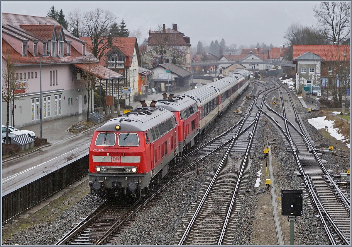 Die DB 218 426-5 und eine weitere V 218 erreichen mit ihrem EC 192 vom München kommend den Bahnhof Immenstadt.


15. März 2019