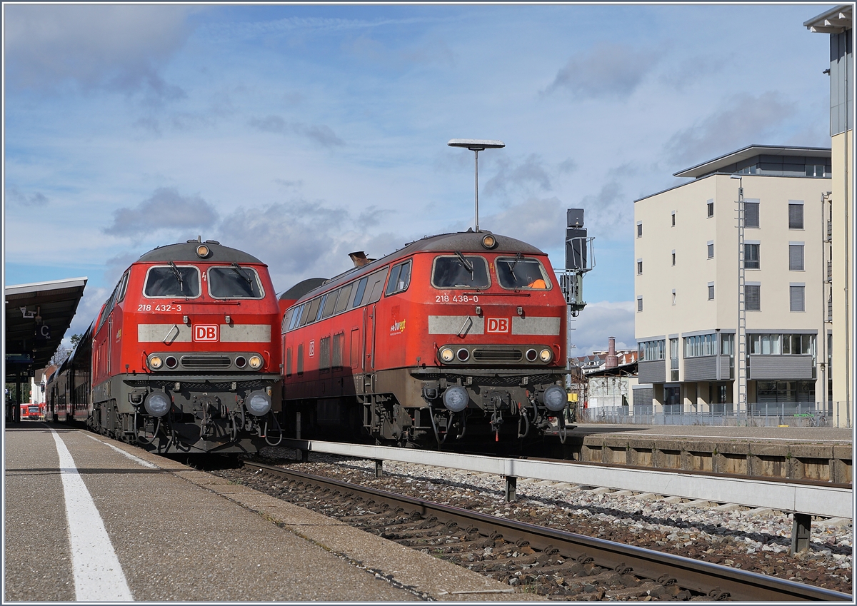 Die DB 218 432-3 und 438-0 mit ihren RE/IRE Aulendorf und Lindau in Friedrichshafen Stadtbahnhof.

16. März 2019