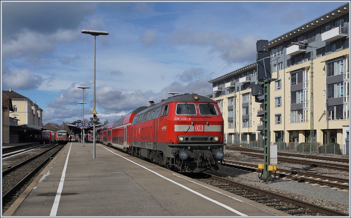 Die DB 218 432-3 verlässt mir ihrem RE nach Aulendorf den Bahnhof Friedrichshafen.

16. März 2019