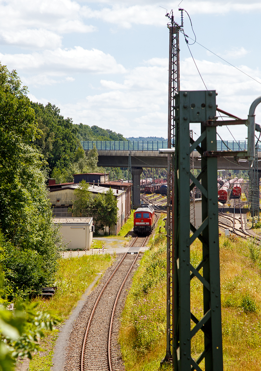 Die DB 232 589-2 (92 80 1232 589-2D-DB) der DB Cargo Deutschland AG, ex DR 132 589-3 ist am 30.07.2021 beim Rangierbahnhof Kreuztal abgestellt. 

Die Ludmilla bzw. DR V 300 wurde 1979 von Lokomotivfabrik Oktober-Revolution, Woroschilowgrad  (Sowjetunion) unter der Fabriknummer 0870 und als 132 589-3 an die DR geliefert.

Der Rangierbahnhof Kreuztal ist momentan ber Ruhr-Sieg-Strecke (KBS 440) nicht erreichbar, zwischen Siegen und Kreuztal ist die Strecke wegen Baustelle unterbrochen, und zwischen Werdohl und Hagen wegen der Unwetterschden, auf der Strecke ist es zu Gleisber- und Gleisuntersplungen gekommen. So ist der Gterverkehr nur mit Dieselloks ber die Bahnstrecke Kreuztal - Clbe (Rothaarbahn und Obere Lahntalbahn) mglich.
