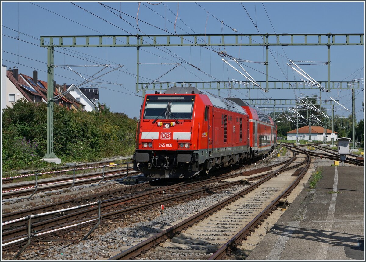 Die DB 245 006 erreicht mit ihrem IRE von Lindau Insel nach Ulm* statt Stuttgart den Bahnhof von  Friedrichshafen Stadt.

14. August 2021

*dort endet der Zug infolge Bauarbeiten.  