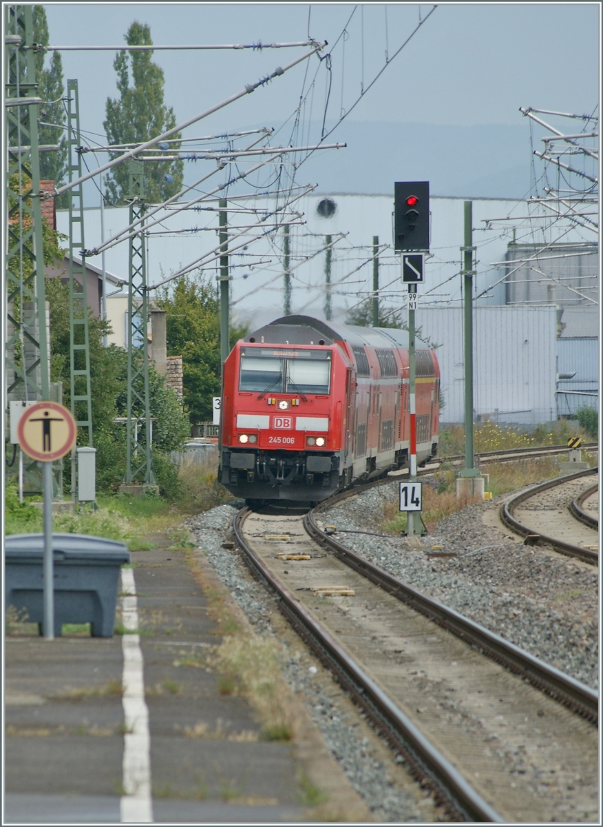 Die DB 245 006 (UIC 92 80 1245 006-2 D-DB) erreicht mit ihrem IRE3 von Friedrichshafen Hafen nach Basel Bad Bf. den Bahnhof Erzingen (Baden). 

6. Sept. 2022