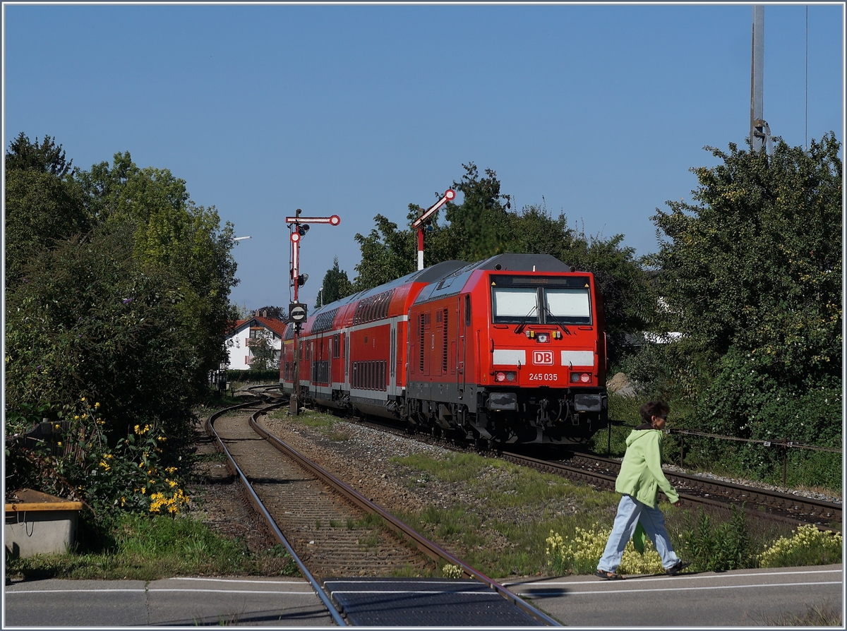 Die DB 245 035 schiebt ihren IRE aus dem Bahnhof Nonnenhorn Richtung Friedrichshafen.

25. Sept. 2018