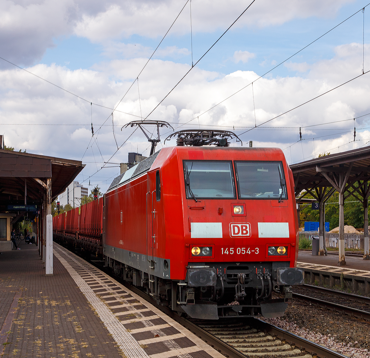 
Die DB Cargo 145 054-3 (91 80 6145 054-3 D-DB) fhrt am 15.09.2018 mit einem Gterzug durch den Bahnhof Bonn-Beuel in Richtung Sden.