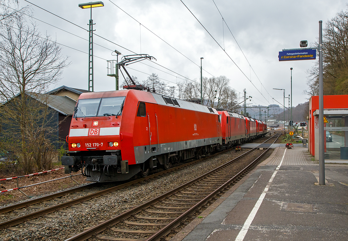 Die DB Cargo 152 170-7 (91 80 6152 170-7 D-DB) fährt am 01.04.2022 mit einem Lokzug (vier weitere Lok der DB Cargo) durch Scheuerfeld (Sieg) in Richtung Köln. Hinter der 152 sind es die 185 375-3, die Vectron 193 379-5 (die 100. Vectron MS der DB Cargo), die 187 185-4 und die 187 191-2.

Die Führungslok, die Siemens ES64F wurde 2001 noch von Krauss-Maffei (heute Siemens) in München-Allach unter der Fabriknummer 20297 für die Deutsche Bahn AG gebaut, der elektrische Teil wurde von DUEWAG unter der Fabriknummer 92002 geliefert.

In der Mitte die Siemens Vectron MS 193 379 (91 80 6193 379-5 D-DB) ist die 100. An die DB Cargo gelieferte Vectron MS. Sie wurde 2019 von Siemens Mobilitiy in München-Allach unter der Fabriknummer 22639 gebaut.
