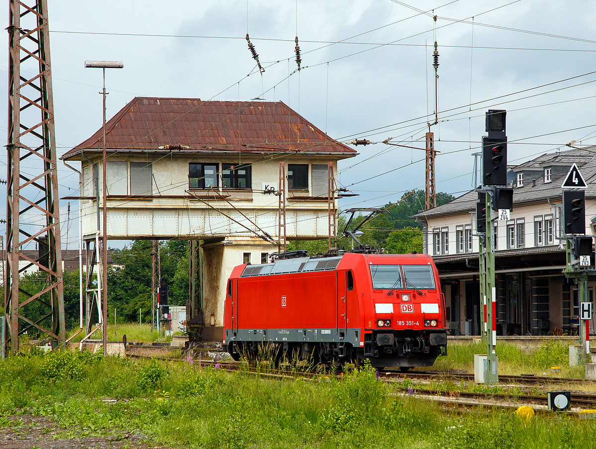 
Die DB Cargo 185 351-4 am 02.06.2018 in Kreuztal auf Rangierfahrt zum Gbf Kreuztal.  Im Hintergrund das Reiterstellwerk Kreuztal Nord (Kn) und der Bahnhof.

Das elektromechanische Wärterstellwerk wurde 1931 gebaut und steht heute Denkmalschutz. Es ist nicht mehr in Betrieb, seit 2015 wird alles über das ESTW Finnentrop gesteuert.

Das Reiterstellwerk gibt es auch als Spur 1 Modell von Märklin als Bausatz zu kaufen. 