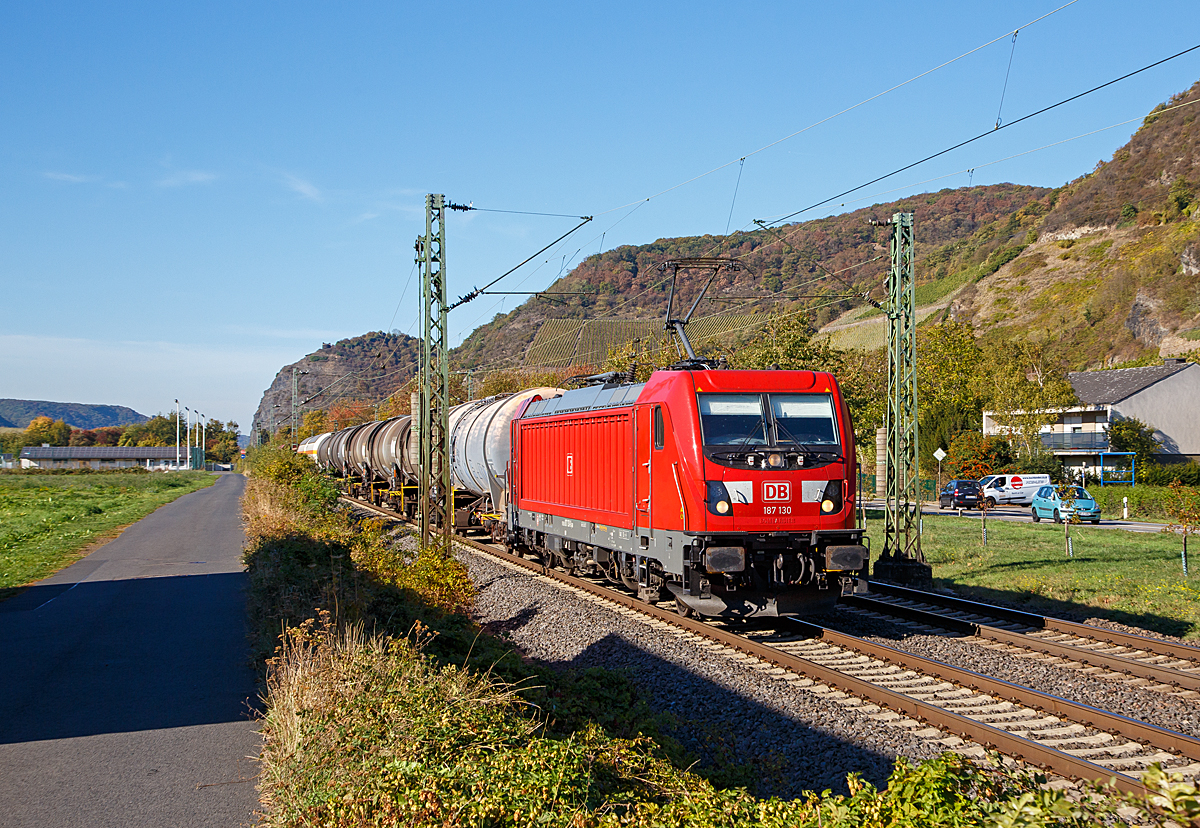 
Die DB Cargo 187 130 (91 80 6187 130-0 D-DB) fährt am 13.10.2018, mit einem Kesselwagenzug, durch Leutesdorf in Richtung Süden.