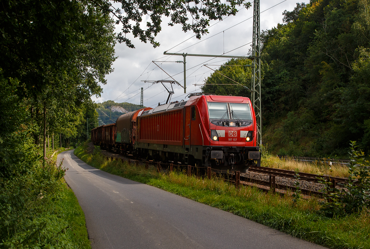 Die DB Cargo 187 157 (91 80 6187 157-3 D-DB) fährt am 26.08.2021 mit einem gemischten Güterzug bei Wissen (Sieg) über die Siegstrecke (KBS 460) in Richtung Köln.

Die Bombardier TRAXX F140 AC3 wurde 2018 von der Bombardier Transportation GmbH in Kassel unter der Fabriknummer KAS 35472 gebaut.  Die TRAXX F140 AC3 Varianten der DB Cargo (BR 187.1) haben keine Last-Mile-Einrichtung. Die Höchstgeschwindigkeit beträgt 140km/h. Die Lokomotiven können in gemischter Mehrfachtraktion mit BR185 und BR186 eingesetzt werden.
